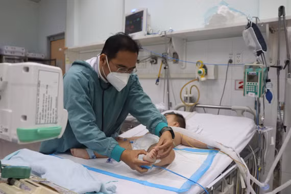 Đi khám viêm họng không ngờ trẻ tay chân miệng chủng virus EV71 nguy kịch