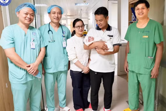 4 tháng giành giật sự sống cho bé sinh non nặng 500g, hồ sơ bệnh án nặng 2kg