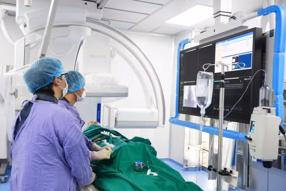 Chàng trai 33 tuổi khó cử động tay chân khi đi ngủ, sáng ra hôn mê do đột quỵ