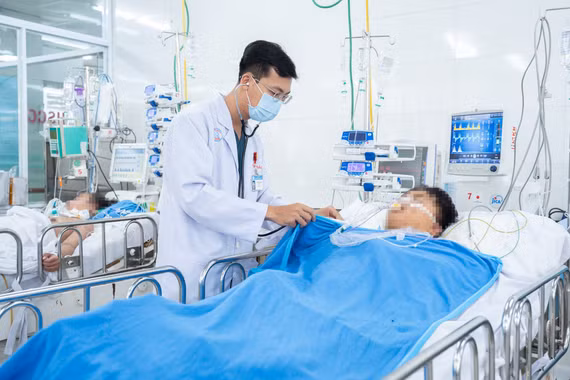 Xuyên đêm cứu 2 nạn nhân nguy kịch trong vụ tai nạn xe khách lao xuống vực