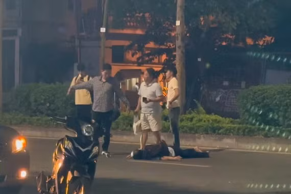  Thanh niên đang đi xe máy ngất xỉu được điều dưỡng sơ cứu thành công