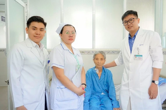 Không ăn uống, cụ bà xuất huyết dạ dày ung thư