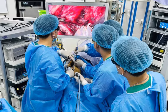 Nuốt nghẹn, người đàn ông 48 tuổi ung thư thực quản, thách thức phẫu thuật