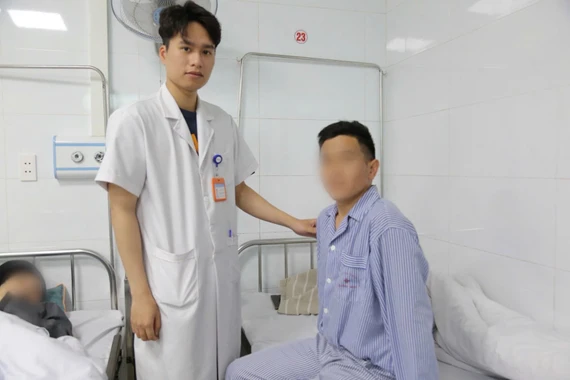 Bị thanh sắt đập vùng bẹn, người đàn ông chấn thương mạch máu nghiêm trọng