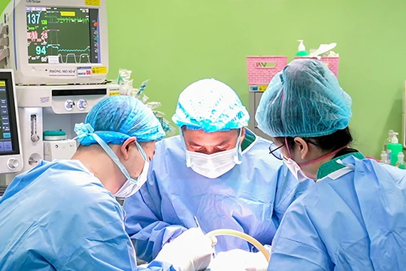 2 ngày u bạch huyết tăng gấp 3 lần khiến bé gái 2 tuổi nguy kịch