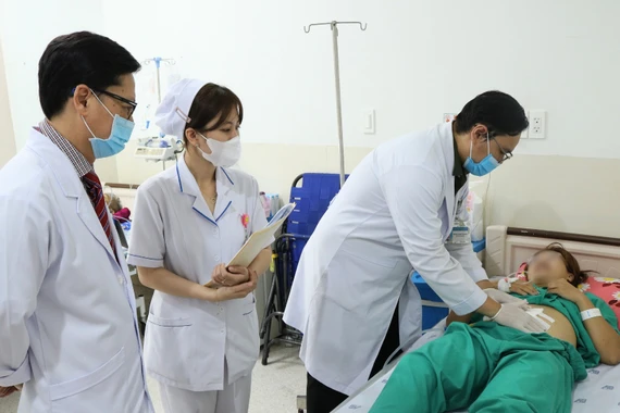 Ăn cháo cá, người phụ nữ bị xương đâm thủng ruột non, nhiễm trùng ổ bụng