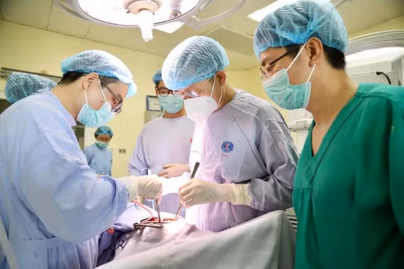 Cứu sống người đàn ông 74 tuổi với khối u phổi khổng lồ chèn ép tim