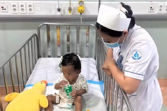 Trẻ 2 tuổi bị bạo hành đa chấn thương, dập lách, dập gan, đứt tụy