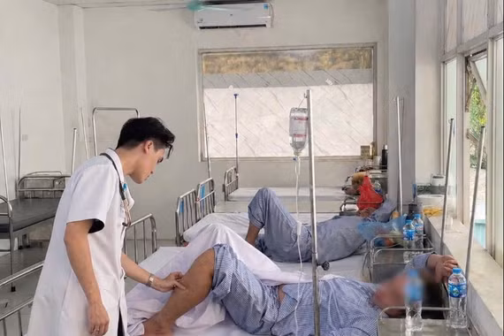 Tự uống thuốc giảm đau, hạ sốt, nam bệnh nhân 30 tuổi tổn thương thận cấp