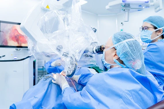 Viêm tai giữa ăn mòn xương, dây thần kinh khiến người phụ nữ điếc, liệt mặt