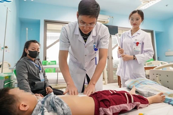 Tiểu buốt trẻ 5 tuổi thủng ruột do nhiều dị vật nam châm trong ổ bụng