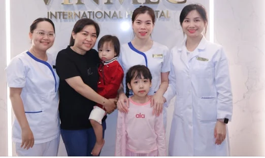 Sốt cao kéo dài đau họng, trẻ bị viêm amidan cấp biến chứng viêm tai giữa mủ