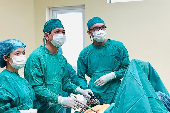 Đau bụng 5 ngày, phát hiện xương cá 3 cm đâm thủng ruột non