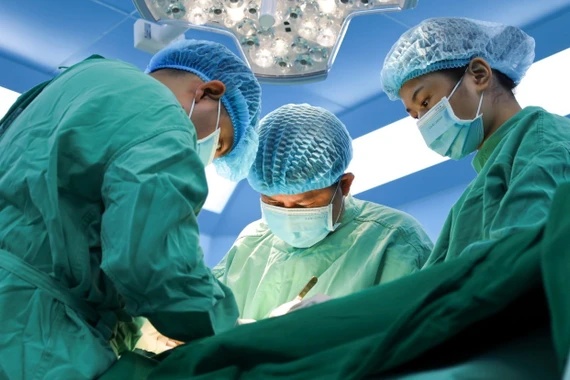 Lấy sỏi bàng quang khủng kích thước bằng quả trứng