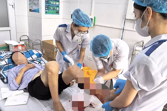 Bôi dầu gió, chườm lạnh chân, bệnh nhân 38 tuổi hoại tử chi nguy kịch