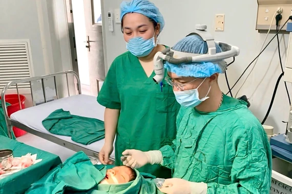 Mũi sưng nề, chảy dịch bé 4 tuổi phải mổ rò sống mũi