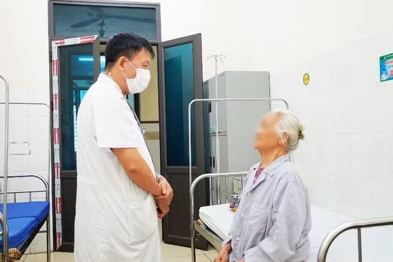 Đau bụng uống thuốc nam, cụ bà 91 tuổi tổn thương gan nghiêm trọng