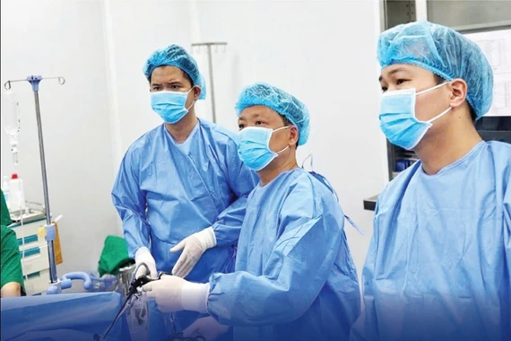 Con 4 tháng tuổi quấy khóc không ngờ lồng ruột hoại tử 