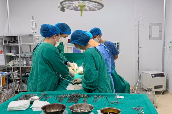 U nang buồng trứng không tái khám, cụ bà 60 tuổi mổ cấp cứu vì u khổng lồ