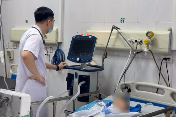Từ vài nốt phỏng nước do thủy đậu, bé trai 6 tuổi nguy kịch