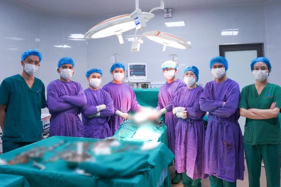 Không điều trị, người phụ nữ Campuchia để u xơ tử cung nặng 4 kg dính ruột