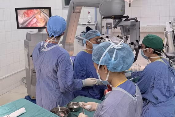Vi phẫu 10 giờ cứu sống da đầu đứt rời sau tai nạn lao động
