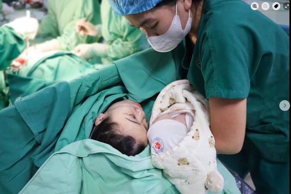 Mổ lấy thai kết hợp bóc u nang buồng trứng 3 kg to hơn thai nhi cho sản phụ