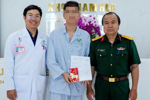Chủ quan đau âm ỉ vùng bìu, nam thanh niên bị tím đen tinh hoàn
