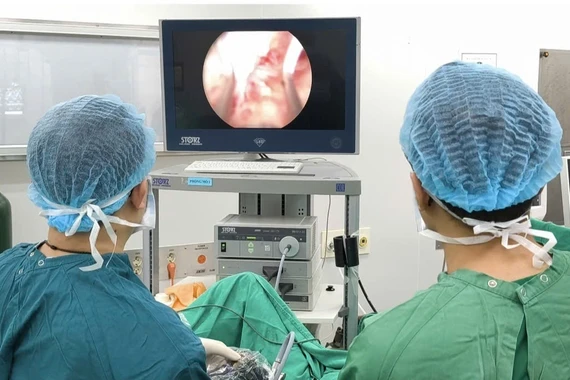 Bóc tách khối u tiền liệt tuyến to gấp 4,5 lần cho cụ ông 94 tuổi