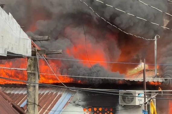 Cháy lớn phía sau chợ Bình Trưng TP HCM sáng 11/1