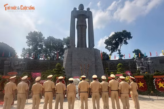 Lực lượng CSGT Rạch Chiếc tưởng niệm các anh hùng liệt sĩ