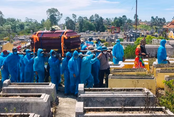 Nghẹn ngào cảnh mang đồ bảo hộ khiêng quan tài đưa tang giữa tâm dịch Quảng Nam - ảnh 1