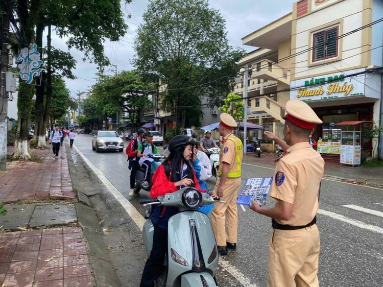 Cảnh sát giao thông kịp thời đưa thí sinh tới điểm thi