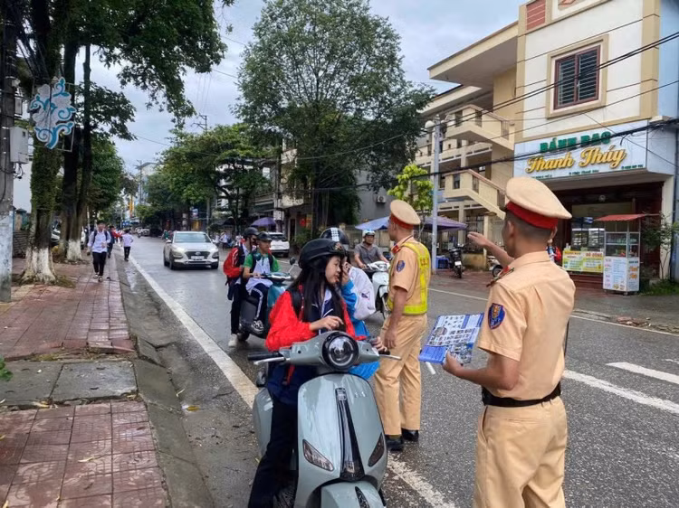 Cảnh sát giao thông kịp thời đưa thí sinh tới điểm thi