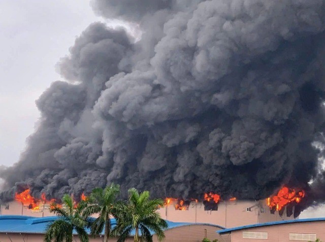 Cháy lớn tại xưởng sản xuất giày da, khói đen bốc cao 