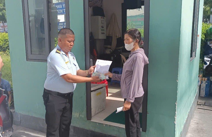 Người phụ nữ bật khóc nhận lại số tiền đánh rơi trong bệnh viện