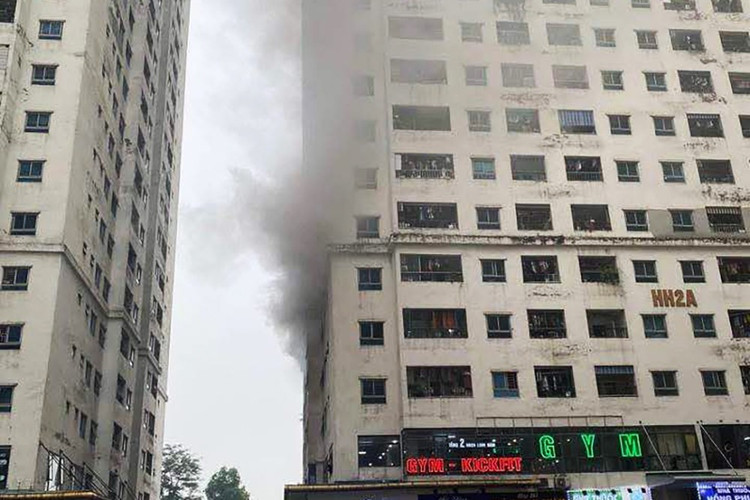 Cháy căn hộ chung cư HH2A ở Linh Đàm, khói đen bốc nghi ngút