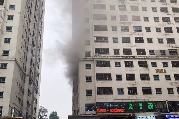 Cháy căn hộ chung cư HH2A ở Linh Đàm, khói đen bốc nghi ngút