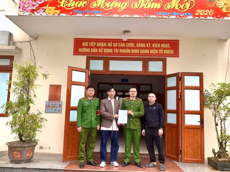 cong-an-xa-lac-luong-chung-kien-anh-bui-minh-luong-chuyen-lai-tien-cho-anh-luong-ba-nam.jpg