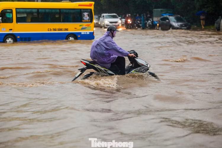 Dự báo từ chiều tối 18/7, miền Bắc bước vào một đợt mưa rất lớn trên diện rộng, kéo dài nhiều ngày.