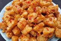 Tóp mỡ rim mắm tỏi ớt giòn rụm, cay nồng món ăn gây 'nghiện' ngày trở gió