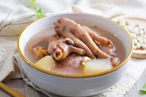 Chống lão hóa da đơn giản với súp chân gà hầm cà rốt