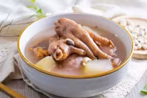 Chống lão hóa da đơn giản với súp chân gà hầm cà rốt