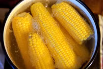 Chỉ thêm 2 thứ, nồi ngô luộc ngon ngọt, ai ăn cũng mê