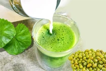 Chống nóng, giải độc da với nước rau má đậu xanh