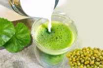 Chống nóng, giải độc da với nước rau má đậu xanh