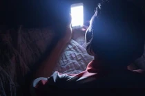 Nguy cơ tăng độ cận thị từ thói quen sử dụng điện thoại hàng ngày