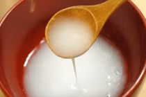 Làm sạch bếp gas nhanh chóng với mẹo nước cơm không cần hóa chất