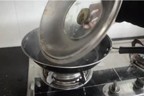 Không cần cọ, nắp nồi vẫn sạch bóng nhờ mẹo này