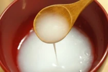 Làm sạch bếp gas nhanh chóng với mẹo nước cơm không cần hóa chất